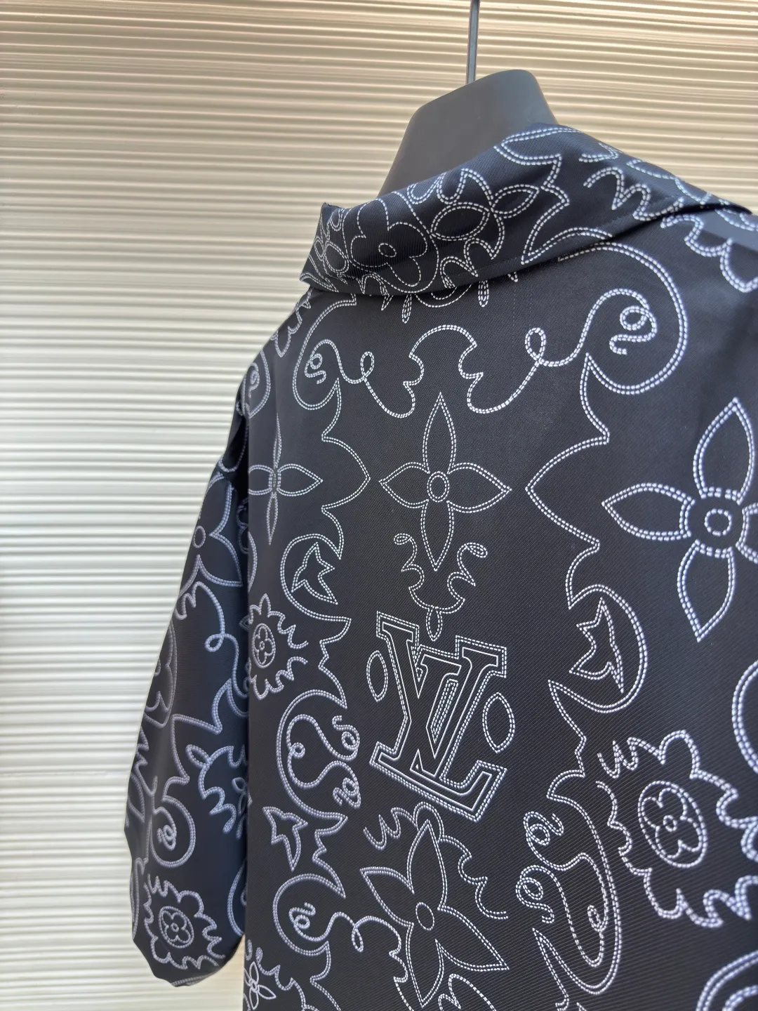 LOUIS VUITTON line double-sided printed shirt ●Authentic product: purchased and developed for 14900 ●Item number: 1680401-B05 ●Fabric: Tencel fabric ●Technology: Printing production ●Version: fitted version ●Weight: about 255 grams ●Size: Before printing on the machine, the theodolite corrects the latitude and skew, and the pattern is printed on the surface and bottom at the same time. The pieces are accurately cut by laser burning in the later stage. It is equipped with an ancient gold base and is inlaid with a natural shell engraved hand-stitched button with letters. The overall wiring is straight and delicate, the fabric is comfortable and soft, and the color is consistent without color difference. It can be matched with the same style to create a fashionable look and control various occasions. Customized accessories, complete with three standards, same style for men and women!